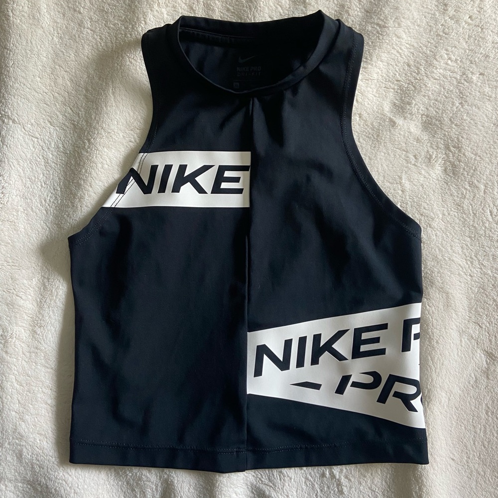 NIKE PRO cropped workout tank. black and white